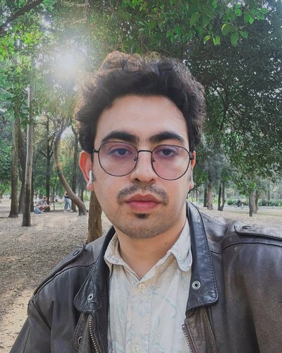 Adalberto Raval en un parque