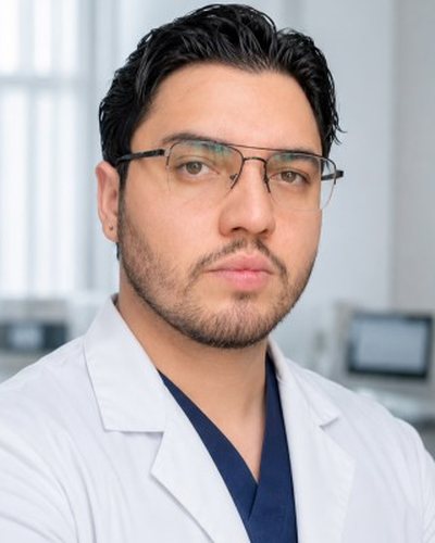 José Antonio García Pacheco con bata blanca